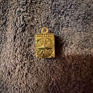 Gold Star Pendant Home Accent box with 3 wise men inside (pics)